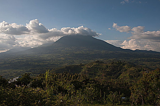 维龙加山,国家,卢旺达