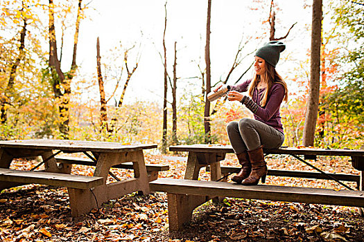 美女,倒出,喝,野餐凳,秋日树林