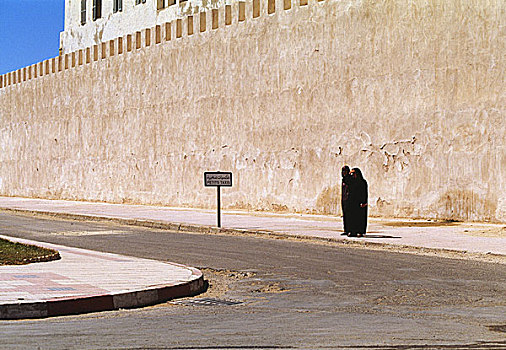 摩洛哥,苏维拉,城墙,特写,街道,女人,薄纱,站立,等待,非洲,城市,出租车,停止,两个,衣服,黑色,对比,粘土,墙壁,米色,户外,全身,人