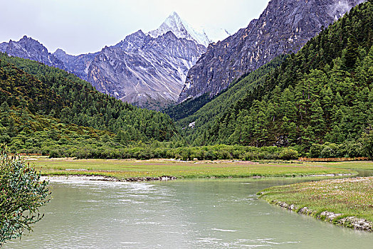 山涧溪流