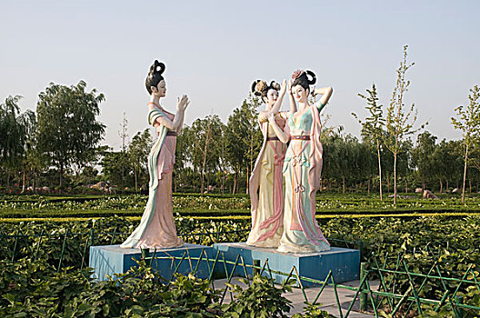 公园里的中国古代仕女塑像