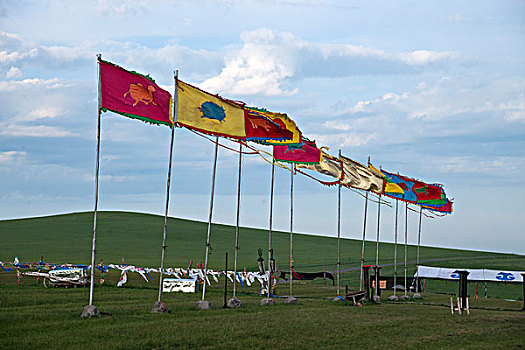 内蒙古呼伦贝尔金帐汗蒙古部落蒙古包与旗帜