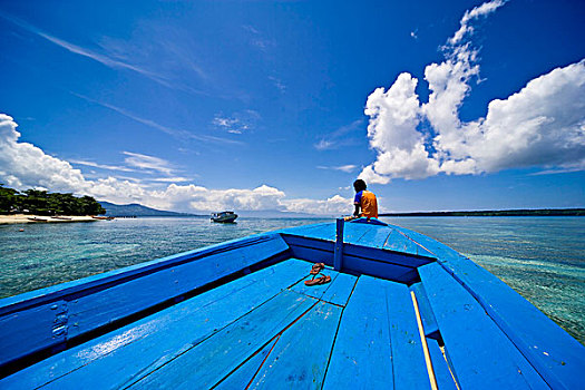 年轻,女人,坐,船首,木质,船,岛屿,苏拉威西岛,印度尼西亚,东南亚