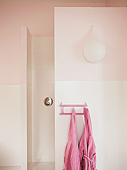 灯架,灯,粉色,浴室,墙壁,两个,浴袍,小,架子