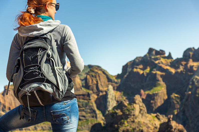 美女,山,站立,背影,背包_高清图片_全景视觉