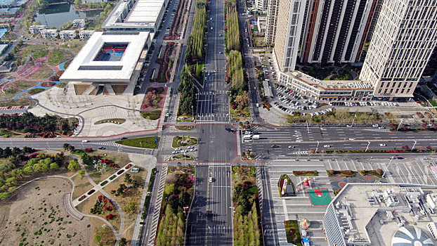 山东省日照市,百米高空俯瞰港城灿烂春光,红花绿草与高楼大厦相映成辉