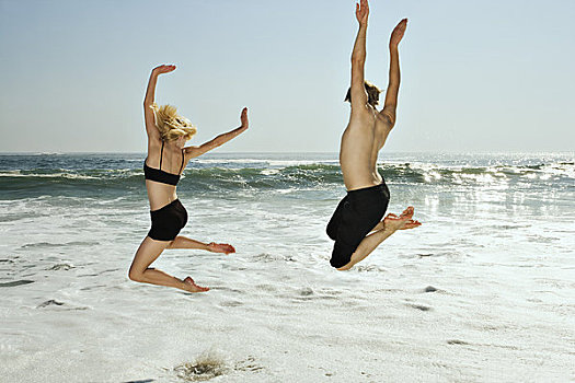伴侣,跳跃,波浪,海滩