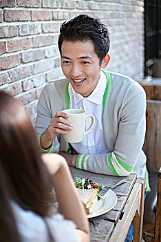 坐在咖啡厅的情侣