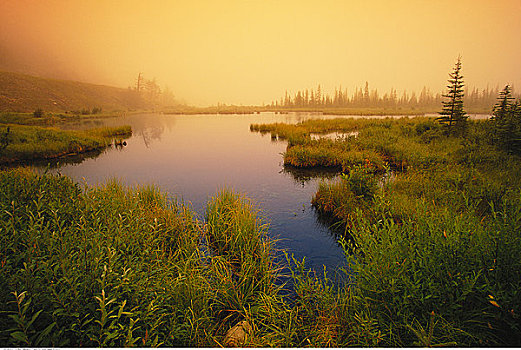 弗米利恩湖,日出,班芙国家公园,艾伯塔省,加拿大