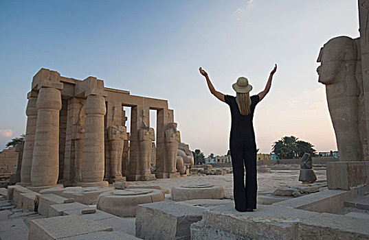 女人,游客,抬臂,拉美西斯二世神殿,埃及,非洲