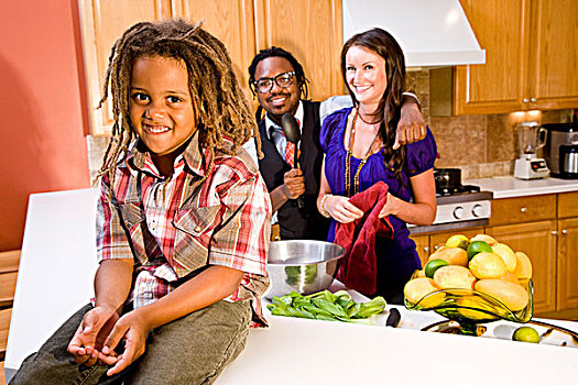 小男孩,坐,厨房操作台,多种族,父母,站立,后面