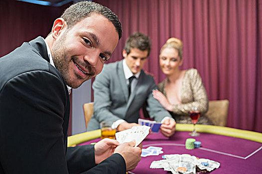 男人,微笑,仰视,纸牌,游戏,赌场