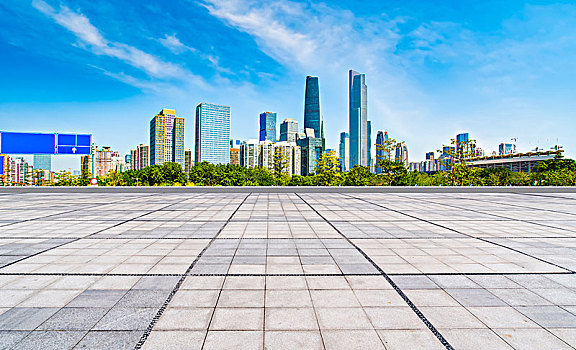 空荡荡的广场地面和广州摩天大楼建筑群