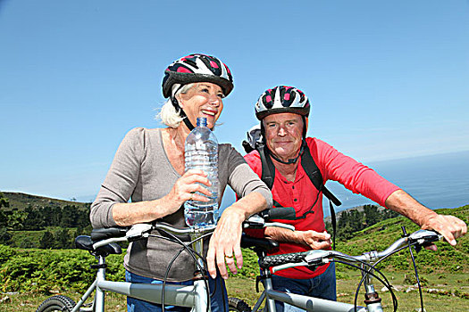 老年,夫妻,饮用水,骑自行车