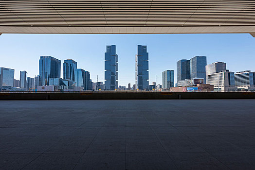 河南郑州高铁东站二楼观景平台视角绿地双塔等地标性建筑群