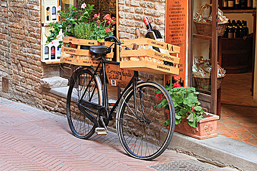 老,自行车,葡萄酒,板条箱,正面,酒铺,圣吉米尼亚诺,锡耶纳省,托斯卡纳,意大利,欧洲
