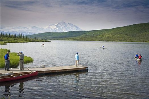 夫妻,独木舟,旺湖,看,码头,山,麦金利山,背景,德纳里峰国家公园,阿拉斯加