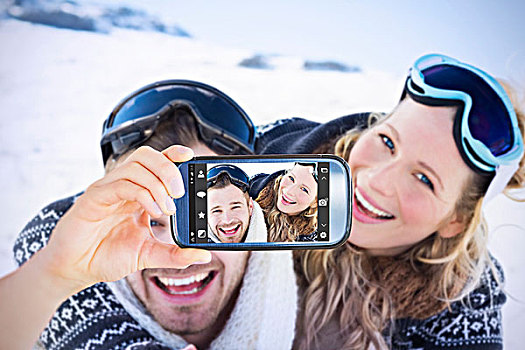 合成效果,图像,握着,智能手机,展示,愉悦,情侣,滑雪护目镜,雪