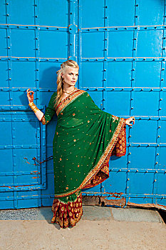 肖像,金发,女人,穿,纱丽,正面,蓝色,门,旁遮普,印度