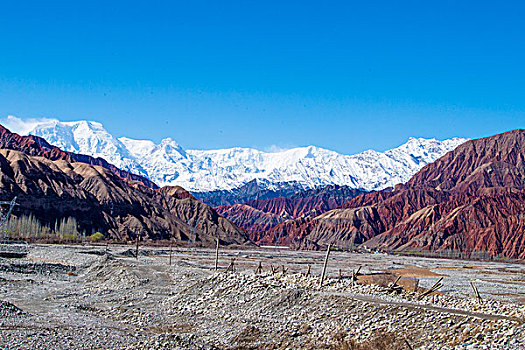 新疆,红石山,雪山,蓝天