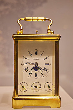 瑞士19世纪金属提梁皮套钟