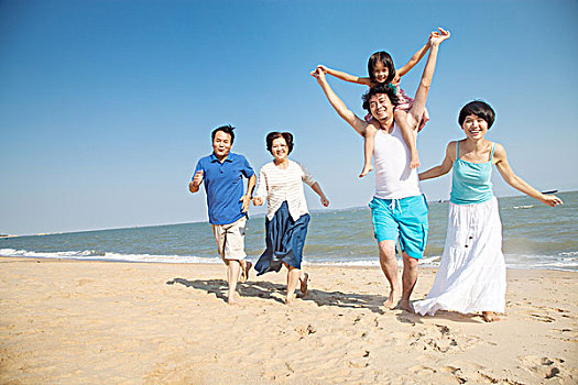 一家人在沙滩奔跑