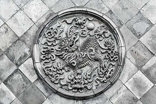 中国山西省平遥古城民居狮子戏绣球砖雕