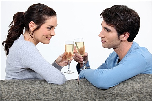情侣,喝,香槟,沙发