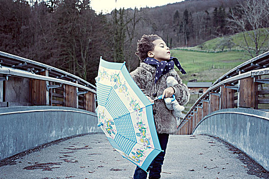 小女孩,走,桥,伞,看别处