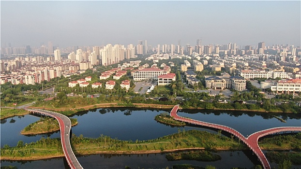 山东省日照市,雨后的海边环境宜人,游客赶海拾贝拍照打卡