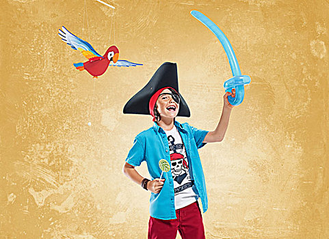 男孩,戴着,海盗,服饰,眼罩,拿着,气球,剑,棒棒糖,看镜头,微笑