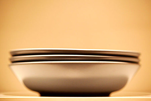 三个摞在一起的咖色陶瓷碗
