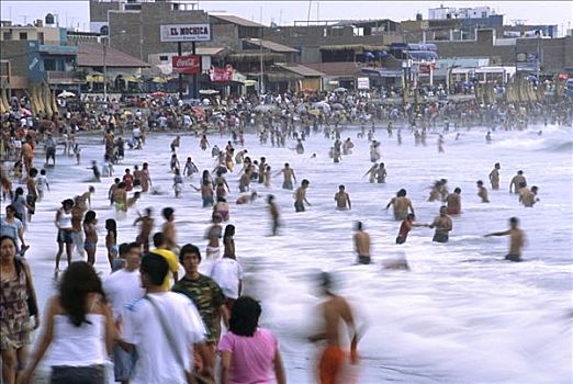 夏天,人群,成群,海滩,靠近,特鲁希略,北方,秘鲁,城镇,著名,捕鱼者,使用,传统,芦苇,船,乘,海浪