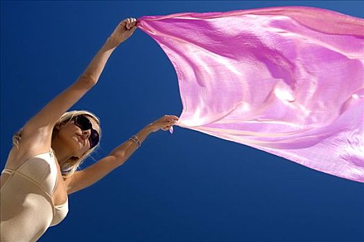 女青年,泳衣,拿着,粉色,沙滩裙,风