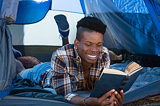 男人,读,书本,卧,帐蓬,男青年