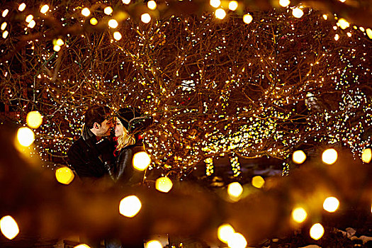 年轻,情侣,吻,围绕,城市,圣诞灯光