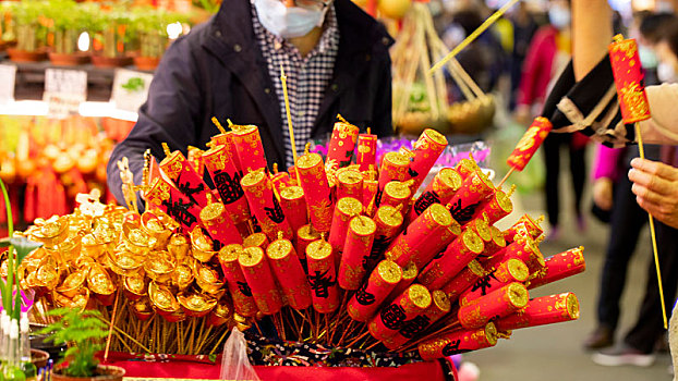 中国年年货大街上人们挑选着春节布置用的饰品