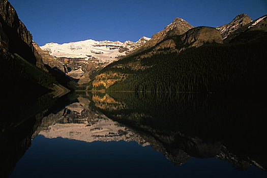 加拿大,艾伯塔省,落基山脉,班芙国家公园,路易斯湖,山峦,反射,水中