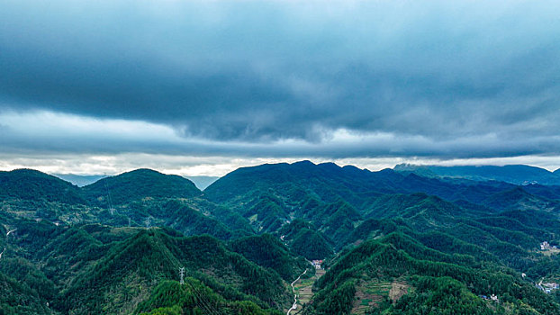 重庆酉阳,秋日晨曦壮美山区