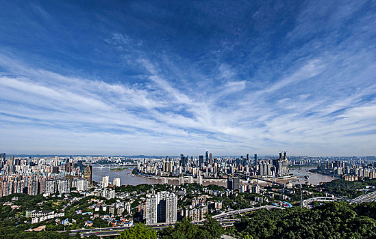 2027年重庆市南岸区南山一棵观景平台上俯瞰重庆渝中区