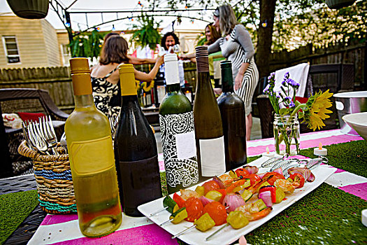 人群,花园派对,拿着,葡萄酒杯,制作,干杯,聚焦,排,葡萄酒瓶,前景