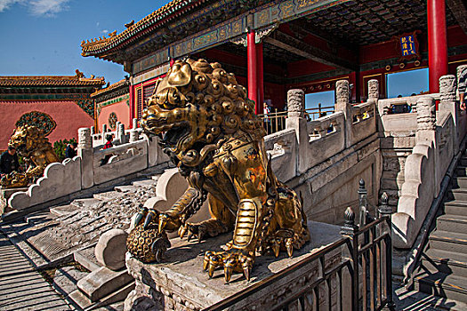 北京故宫博物院卸花园门前的一对铜狮
