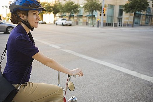 职业女性,骑自行车,城市