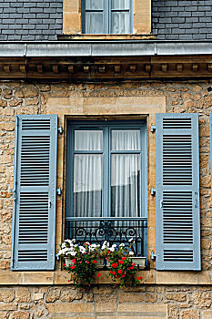 窗户的百叶窗,花箱,萨尔拉,阿基坦,法国,欧洲
