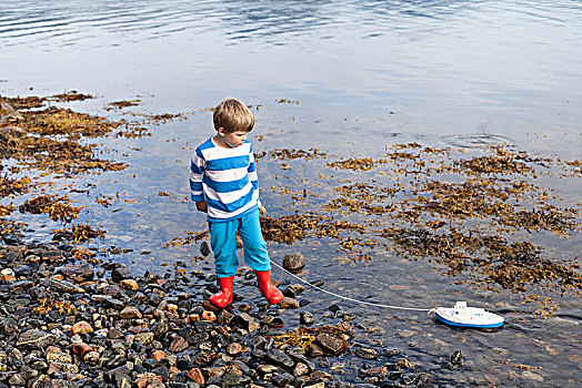 男孩,峡湾,水边,玩,玩具船,挪威