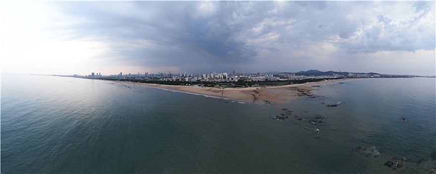 山东省日照市,海边乌云密布山雨欲来,雷阵雨转眼即到