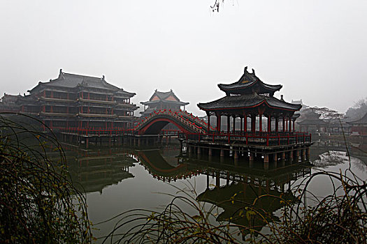 横店,影视基地,古代建筑,房子,木头,清明上河图,造景,城墙,城门,蓝天,湖,绿化,街道,亭子