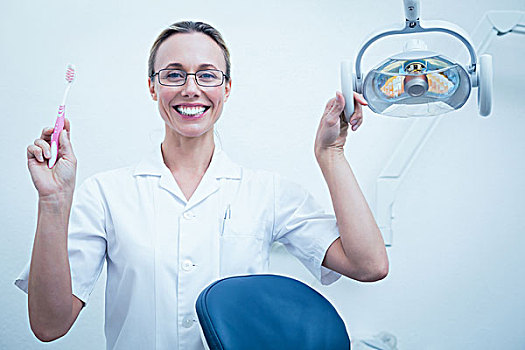 微笑,女性,牙医,拿着,牙刷