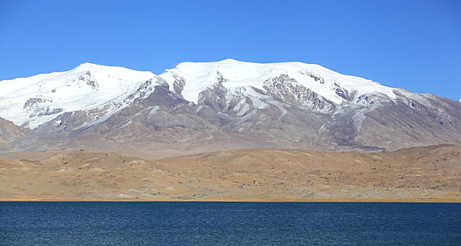新疆喀什慕士塔格峰喀拉库勒湖