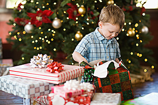 孩子,坐,圣诞树,打开,包裹